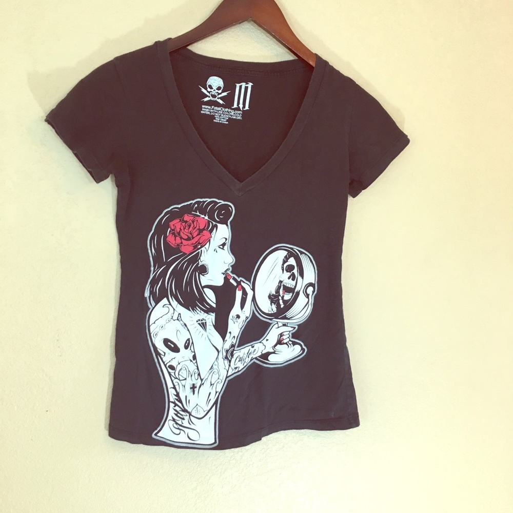 Small cotton graphic tee v neck skull girl mirror